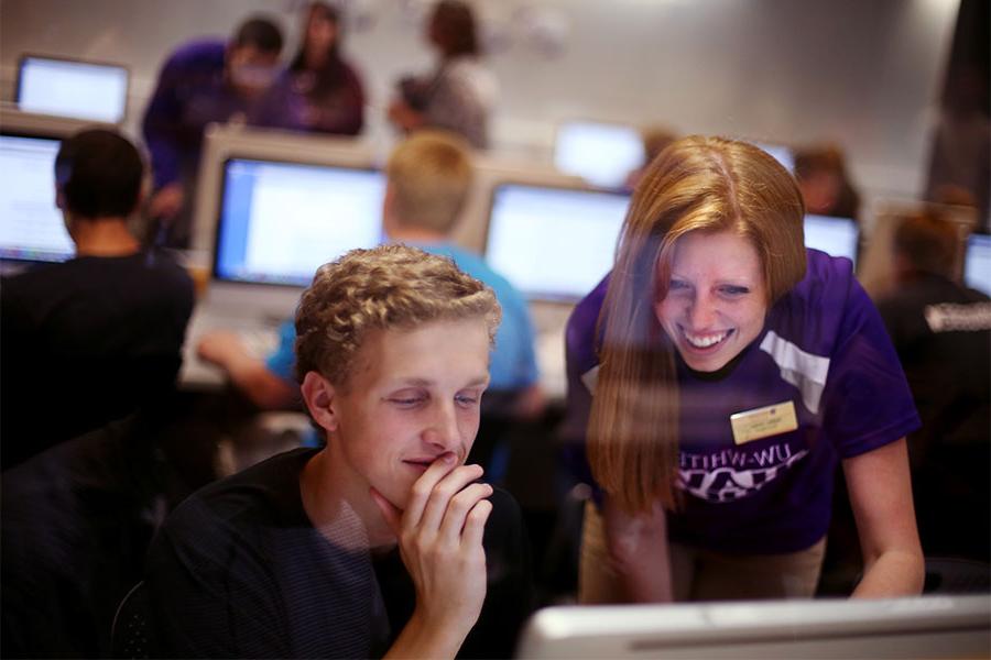  在bet36体育平台的校园里，学生们一起在电脑上工作.